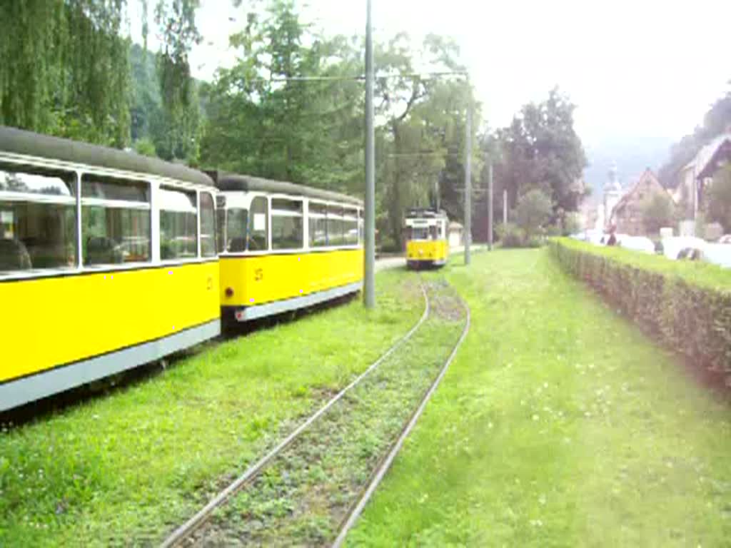Kirnitzschtalbahn: Auffllig und interessant finde ich die Art und Weise des Umsetzens, mit gelsten Bremsen (Beiwagen) (Bad Schandau Juli 2005)