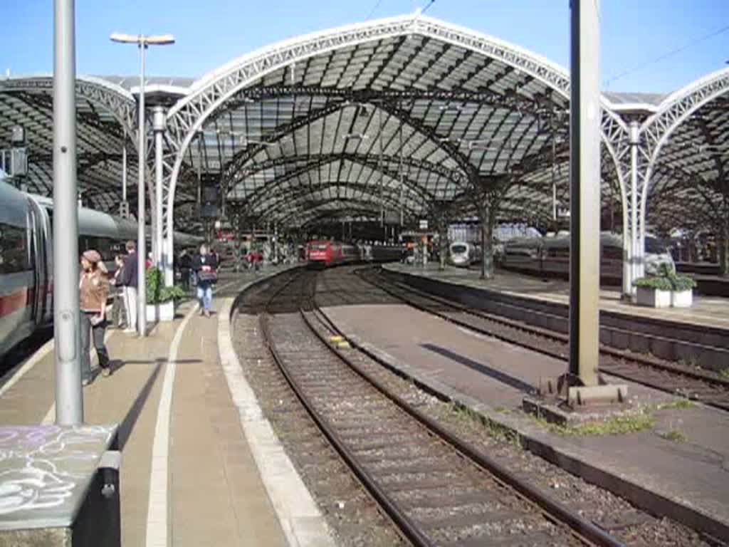 Kln Hbf, Gleis 2: IC 1941 hat am So. den 22.04.07 um 10:45 h Ausfahrt nach Berlin Ostbhf. Dieser Zug verkehrte wohl frher als InterRegio, denn hinter 101 017 befinden sich fast ausschlielich ehemalige IR - Wagen. Der Zug fr alle, die es nicht so eilig haben, nach Berlin zu kommen, denn von Gleis 2 startet nur 4 Minuten spter ein ICE 2 nach Berlin Ostbhf., der dort eine gute Stunde frher ankommt!  