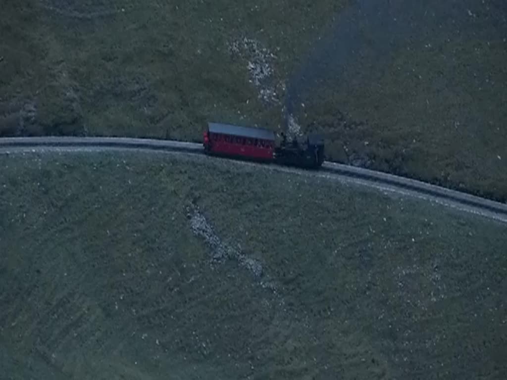 Kohlebefeuerte Lok 5 mit Personenwagen B1 als Sonderzug in der Abenddmerung beim Anstieg von der Kreuzungsstelle Oberstaffel zum Rothorn Kulm, aufgenommen von der Terasse des Restaurant Rothorn Kulm. (Teil 1)  28.09.2013