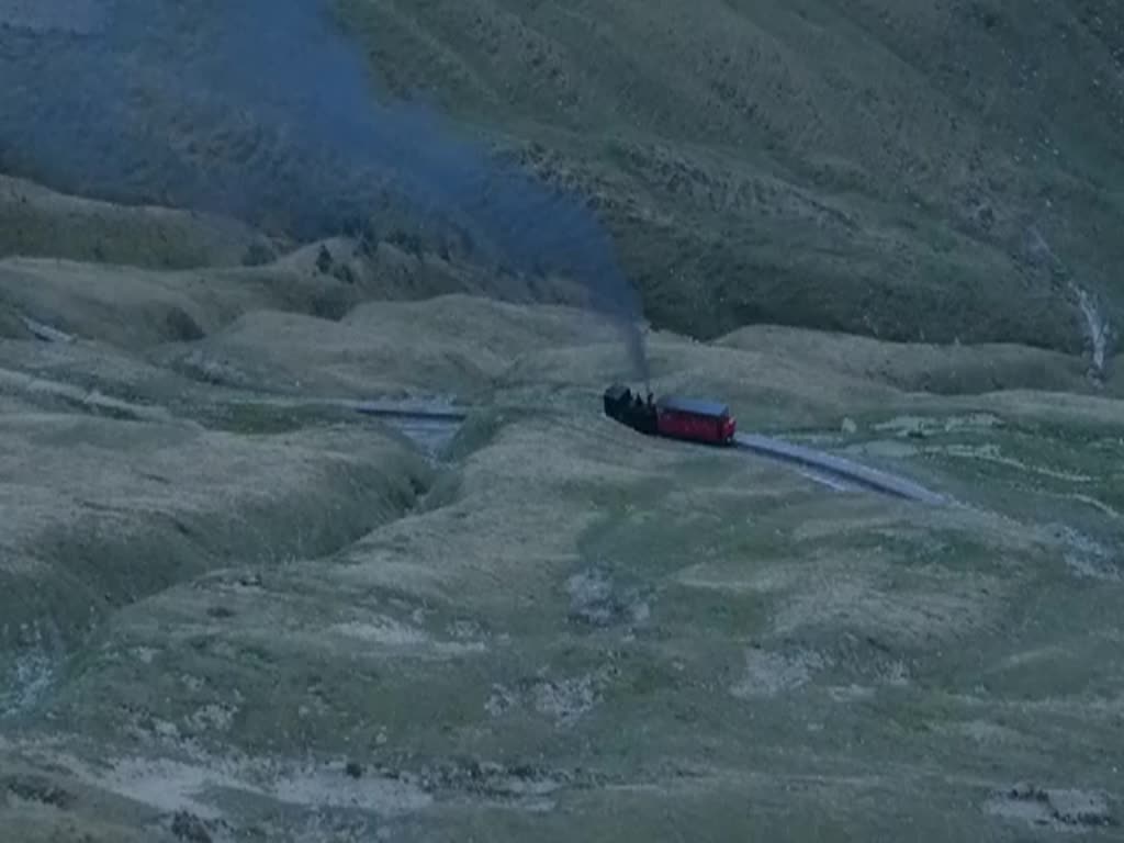 Kohlebefeuerte Lok 5 mit Personenwagen B1 als Sonderzug in der Abenddmerung beim Anstieg von der Oberstaffel zum Rothorn Kulm. (Teil 2)  28.09.2013  