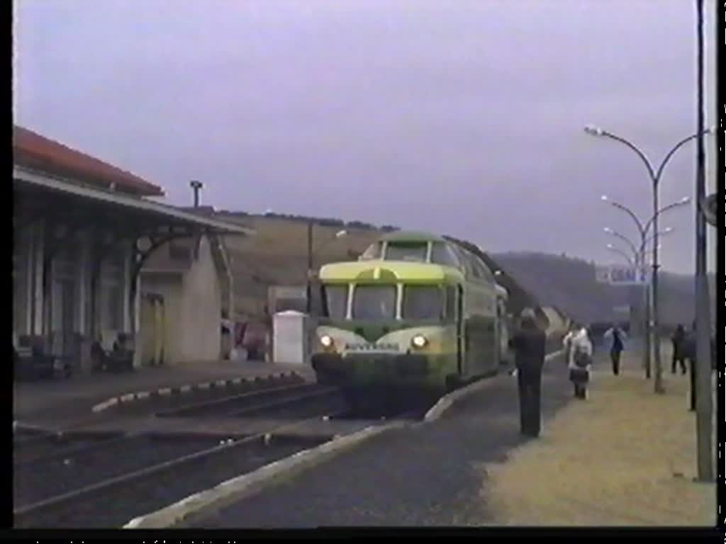 Kreuzung des X4208 mit einem Schnellzug mit Doppeltrakton BB67500 am 27. Janiar 1990 in Lagogne.