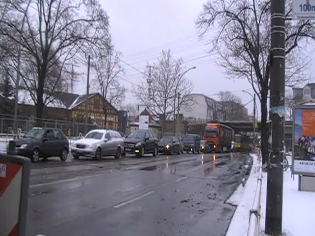 KT4D qult sich durch den Stau in der Treskowallee. Dies ist eine der wenigen verbliebenen Engstellen fr die Tram, bedingt durch die 100 Jahre alte Eisenbahnbrcke. Diese wird demnchst durch eine neue ersetzt, die Strae breiter gemacht und die Straenbahnhaltestelle dem Vernehmen nach unter der Brcke direkt an den Brgersteigen angelegt. 9.2.2012