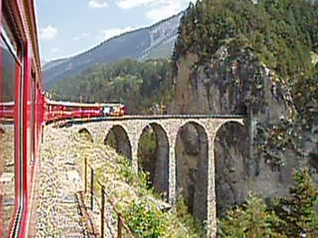 Landwasserviadukt. Mit dem RegioExpress unterwegs Richtung St. Moritz, gezogen von einer Ge 4/4 III, am 13. Juli 2003