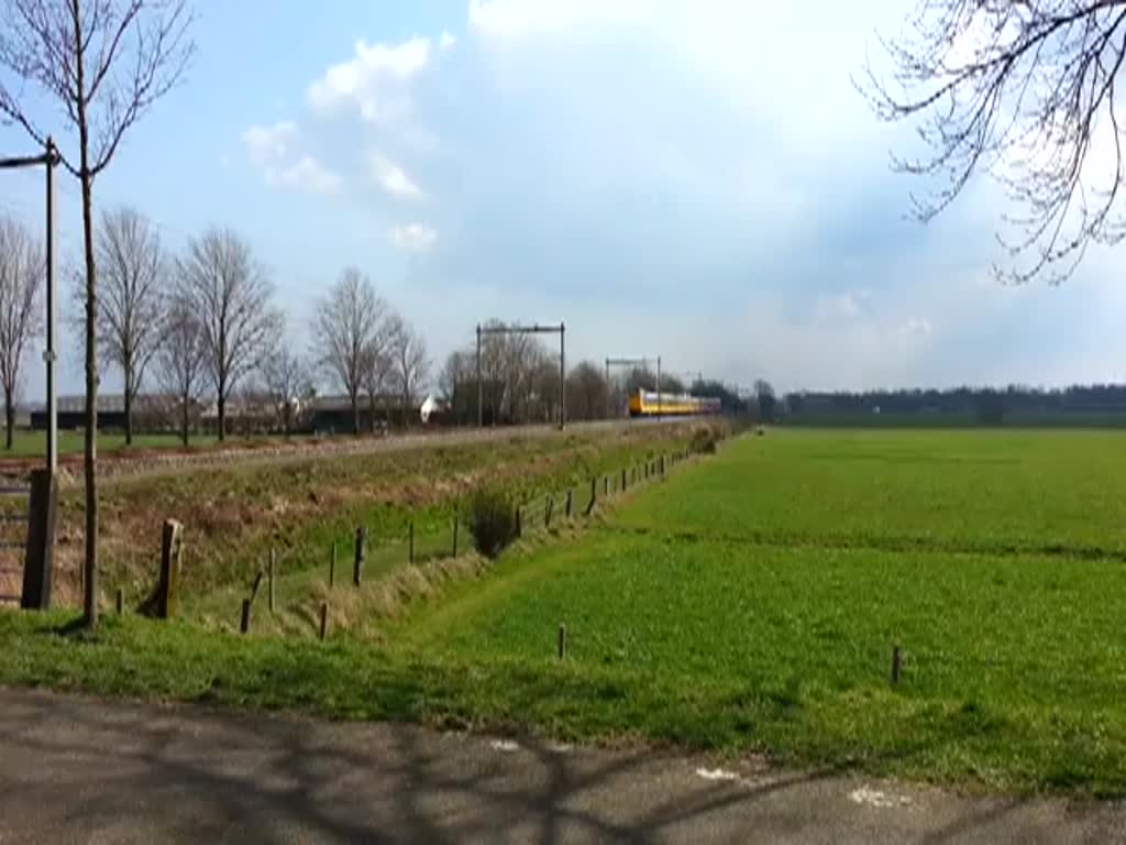 Langsam passiert ein ICM koploper weil vor wenige augenblicken ein Güterzug direkt vor ihm vorbei kam, bei Soest auf die Strecke Amersfoort-Amsterdam. 05-03-2014