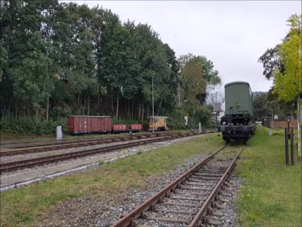 Langsam rollt die 99 1772 der Fichtelbergbahn am 24.09.2021 in den Bahnhof Cranzahl.