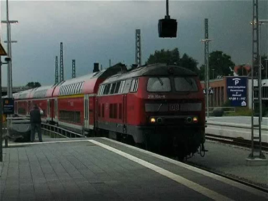 Lbeck Hbf 2007.
Ankunft eines 7-teiligen Doppelstockzuges aus Hamburg mit 2 Loks BR 218. Anschlieende Zugtrennung. Der Hintere Teil fhrt in den Abstellbahnhof. Der verbleibende fnfteilige Wagenzug, fhrt Spter nach HL-Travemnde.