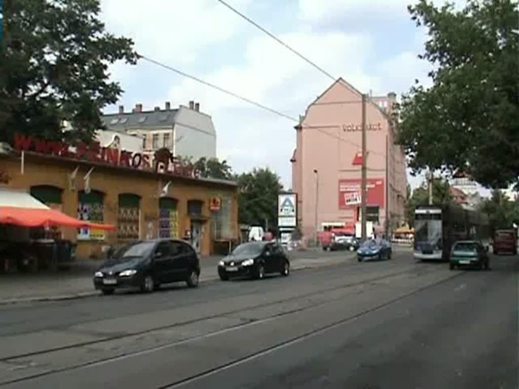 Leipzig: Auf der Karl-Liebknecht-Strae herrscht dichter Verkehr. Es begegnen sich NGT8, Tatras (mit Niederflurbeiwagen) und der LEO-liner