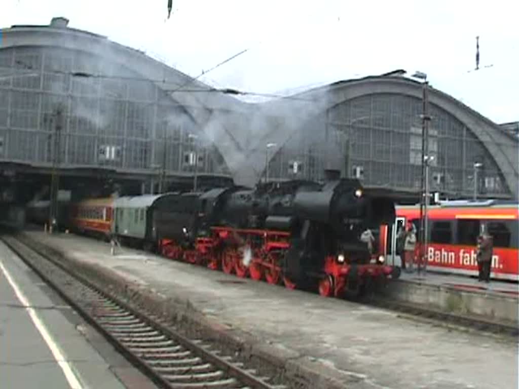 Leipzig: Ausfahrt des  Burgenlandexpress  mit zwei 52er. 52-8154 (Eisenbahnmuseum Bayerischer Bf Leipzig) und 52-8047 (aus Nossen) in  Sandwich-Traktion 
Ostern 2008