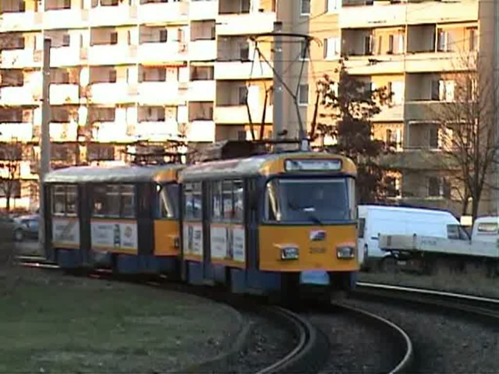 Leipzig: Ein Tatra-Zug fhrt im Plattenbauviertel Grnau in die Haltestelle Jupiter Strae ein (in Richtung Innenstadt)