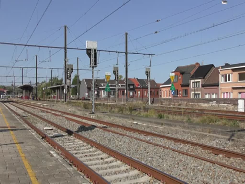 Lineas 1345 zieht einen Brammenzug durch den Bhf Tongeren Richtung Lüttich. Aufgenommen am 18/09/2018.