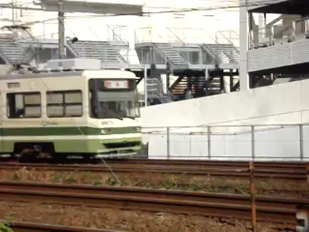 Linie 2 der Straßenbahn Hiroshima  Hiroden  auf dem Weg vom Hauptbahnhof nach Miyajimaguchi. Zwischenhalten sind Enkobashi-cho, Matoba-cho, Inarimachi, Kanayama-cho, Ebisu-cho, Hatchobori, Tatemachi, Kamiyacho-higashi, Kamiyacho-nishi, Genbaku Dome-mae, Honkawa-cho, Tokaichi-machi, Dobashi, Koami-cho, Temma-cho, Kan-on-machi, Nishi-kan-on-machi, Tukushima-cho, Hiroden-nishi-hiroshima, Higashi-takasu, Takasu, Furue, Kusatsu, Kusatsu-minami, Shoko Center-iriguchi, Inokuchim Shudaifuzoku-suzugamine-mae, Hiroden-itsukaichi, Saeki-Kuyakusho-mae, Rakurakuen, Sanyo-joshidai-mae, Hiroden-hatsukaichi, Hatsukaichi-shiyakusho-mae(Hera), Miyauchi, JA Hiroshima-byoin-mae, Zigozen, Ajina-higashi und Hiroden-ajina. September 2013