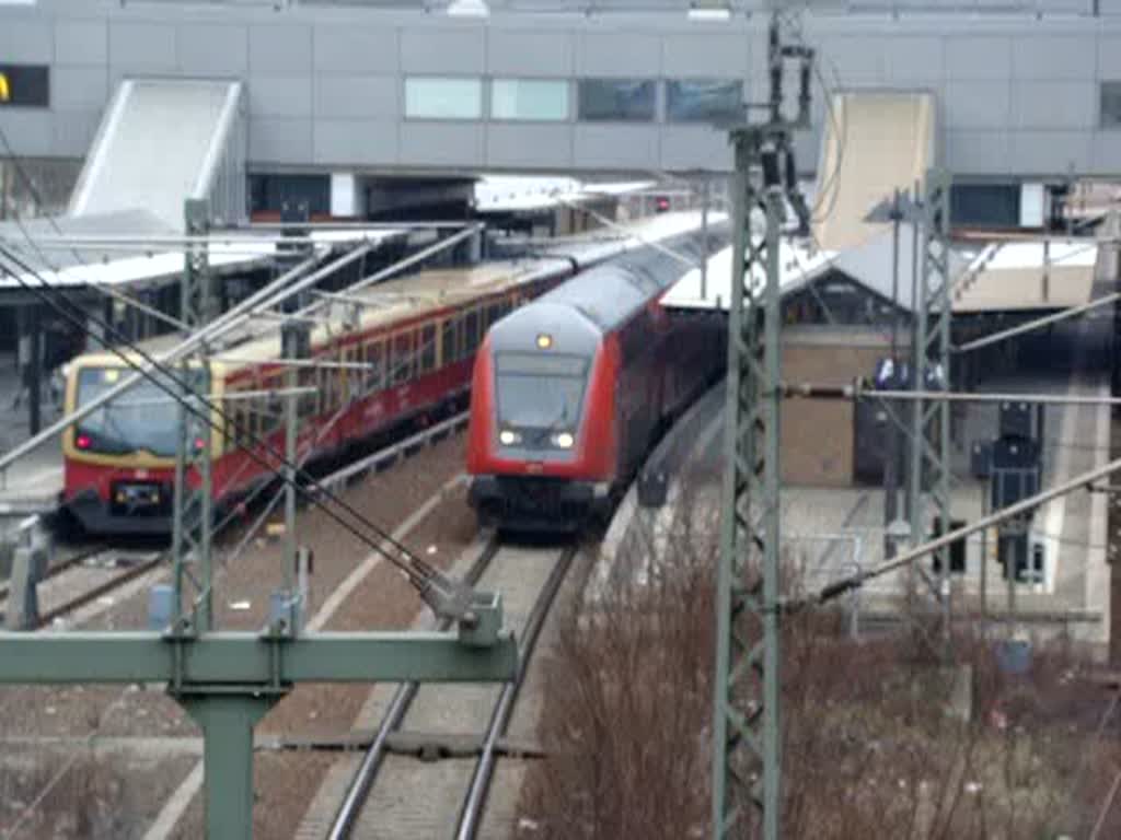 Links die Berliner S-Bahn mit Baureihe 481 und RE 1  38076  nach Brandenburg Hbf im Bahnhof Potsdam Hbf. Aufgenommen am 27.12.2007.
