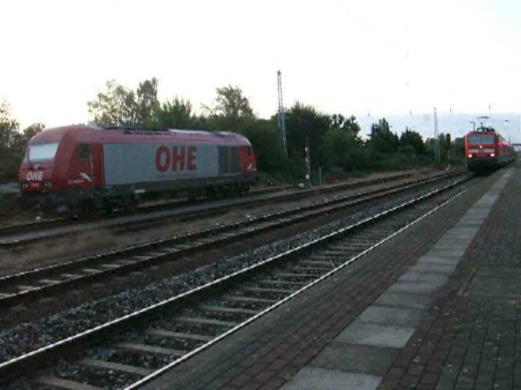 Links steht ER20(270080) von OHE Osthannoversche Eisenbahnen AG.daneben kommt 143 952-0 mit der S2 von Rostock Hbf.nach Warnemnde aus dem Bahnhof Rostock-Bramow gefahren.(29.08.09)