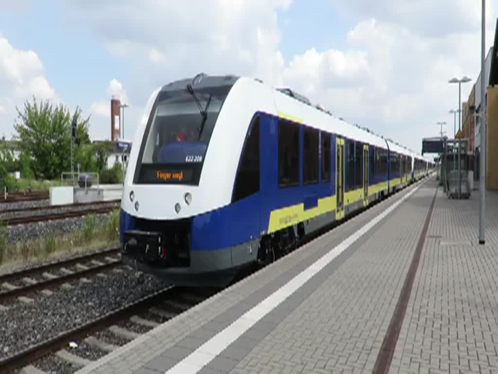 Lint 54 im Bahnhof von Halberstadt bei der Ausfahrt in Richtung Vienenburg am 22.07.2014