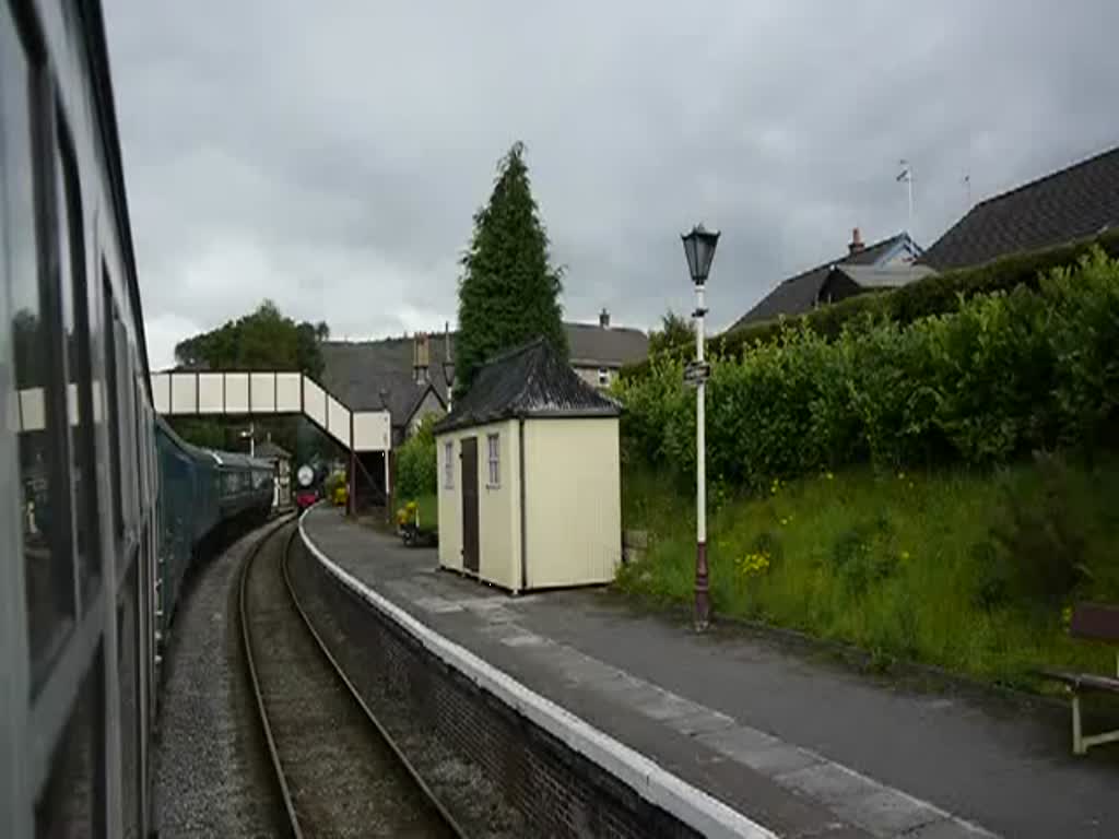 LLANGOLLEN RAILWAY. Der Dampfzug  Donald  mit Lok 44806, eine Stanier Black 5, kommt an der Ausweichstelle im Bhf. GLYNDYFRDWY im Schneckentempo angefahren. Da dieser Zug schon voll war, mussten wir den Dieselzug nehmen, aber dadurch konnte ich diesen Film drehen. 12.8.2011