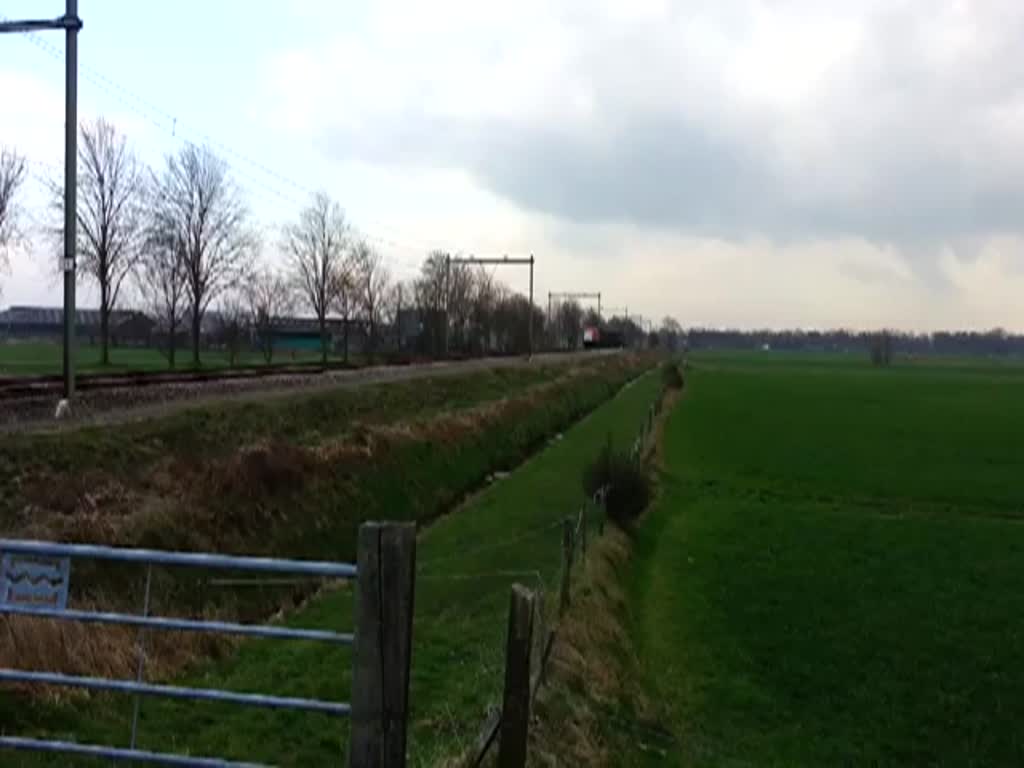 LOCON Lok 220, ein V-100 fährt mit ein kurze Abfall Container Zug an Soest vorbei auf die Strecke Amersfoort-Amsterdam. 05-03-2014.