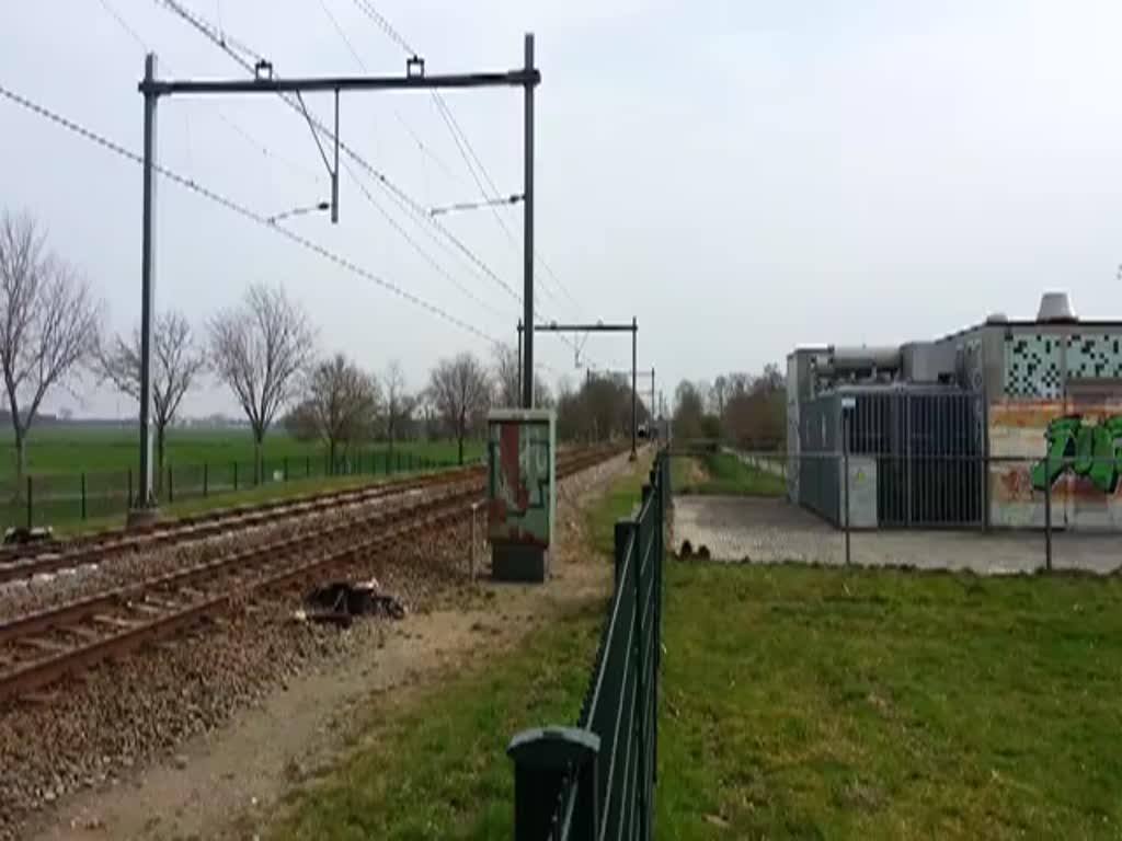 LOCON (MRCE DispoLok) BR189 ES64F4-998 kommt an Soest vorbei mit eine Reihe Kesselwagen auf die Strecke Amersfoort-Amsterdam. 30-03-2014
