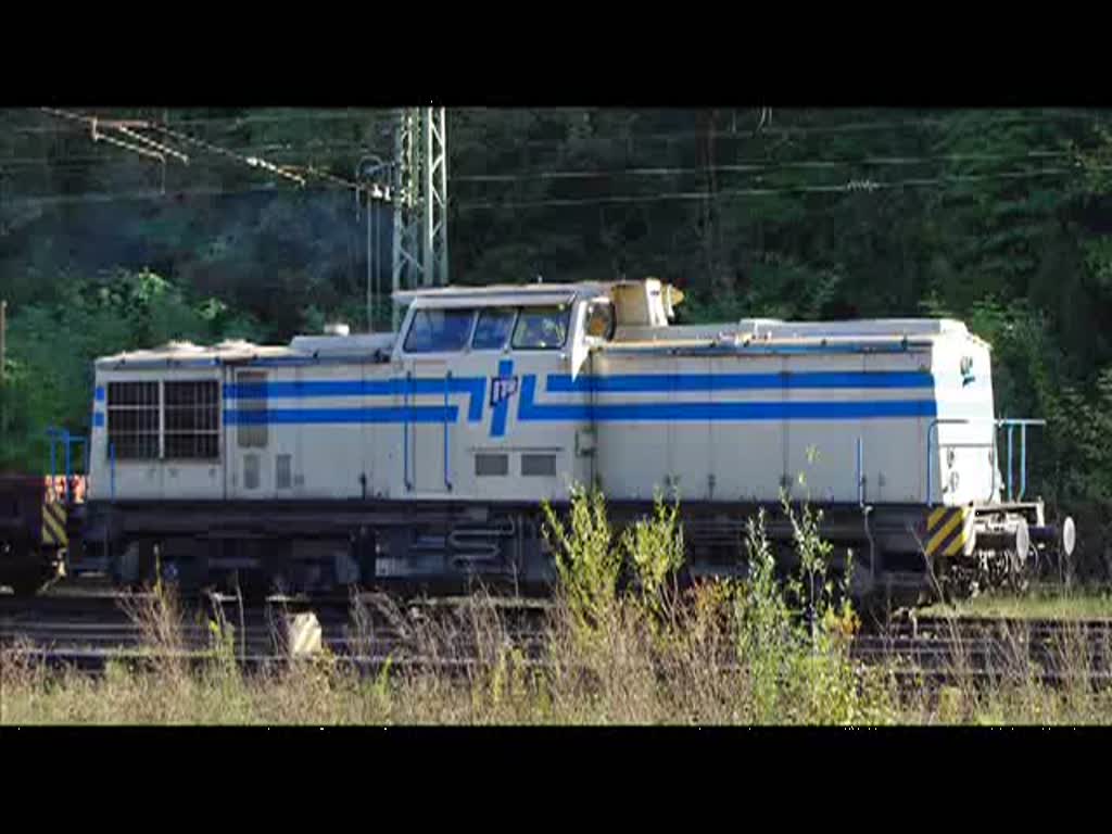 Lok 1101 der ITB schleicht sich ganz am uersten Gleis durch Eichenberg in Fahrtrichtung Kassel. Aufgenommen am 18.10.2009.