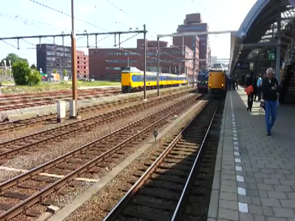 Lok 1202 vom Eisenbahn Museum Utrecht fährt gerade ab nach Amsterdam mit sein besondere Zuggarnitur bestehend aus ein Fahrradwagen Plan E, ein zwischenwagen
der N.S., Ein Postwagen Pec P8502, ein Hondekop Triebzug  Mat.54 386, ein Muizeneus
Triebzug Mat.46 273, ein N.S. zwischenwagen, und ein Motorpost mP.3031 der 60er Jahren in damaligen Postfarben.
Dieser Zug geht via Amsterdam nach Venlo wo es in einem Schuppen abgestellt werd.
Danach geht die 1202 zusammen mit 1312 (in A'dam abgeholt)wieder zurück nach das Eisenbahn Museum in Utrecht. 17-05-2014