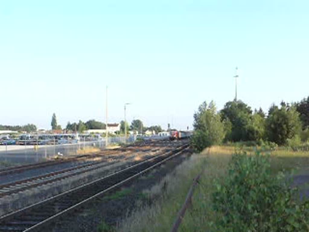 Lok 15 rangiert in Wiesau/Oberpfalz mit ein Holzzug. 15.07.09