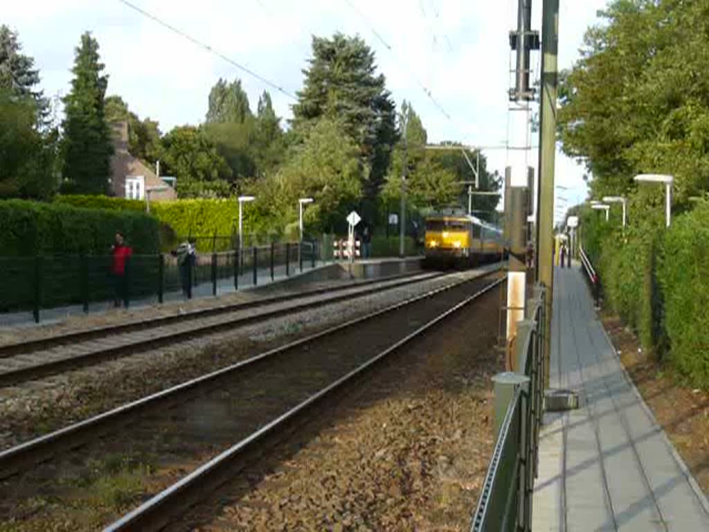 Lok 1759 verlsst mit ihrem Zug den Bahnhof von Etten-Leur in Richtung Roosendaal am 05.09.09.