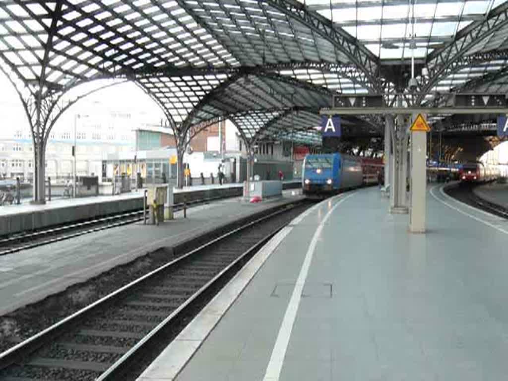 Lok 185521-2 mit Bahntouristik Personenwagen beim Verlassen des Bahnhofs von Kln aufgenommen am 08.11.2008.