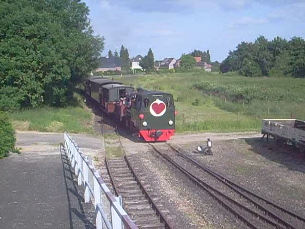 Lok 20  Haspe  - Schierwaldenrath - 31.05.2009: Wo noch kann man so schn den Kindersegen feiern als auf / mit der Bahn? Die letzte Dampffahrt des Tages, gezogen von der Lok 20  Haspe  (Baujahr 1956) wurde so - im wahresten Sinne des Wortes - liebevoll geschmckt, und dann ging es mit viel 'Lrm' ab in den Bahnhof. Wer genau hinschaut hrt auch noch das Klatschen der Fahrgste am Ende des Videos.