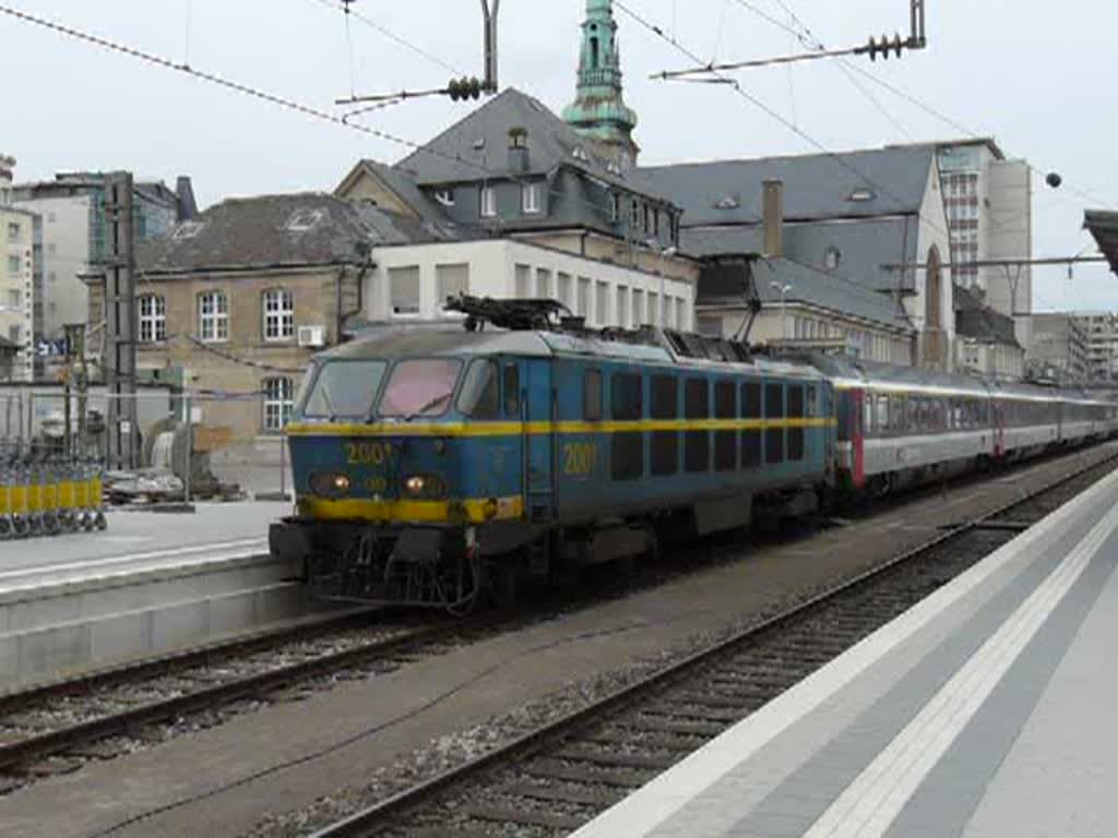 Lok 2001 verlsst mit ihren Zug den Bahnhof von Luxemburg in Richtung Brssel.   25.04.09.