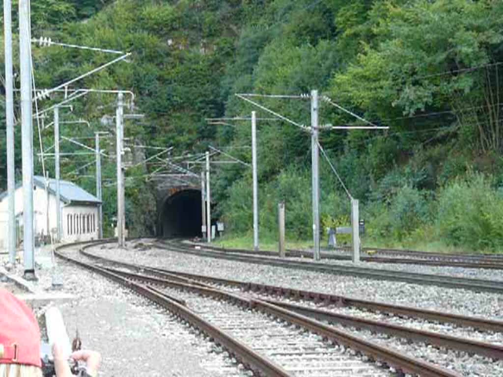 Lok 3008 kommt mit ihrem Zug IR 118 aus dem Tunnel  Hocksley  und fhrt in den Bahnhof von Kautenbach ein. 09.09.2008