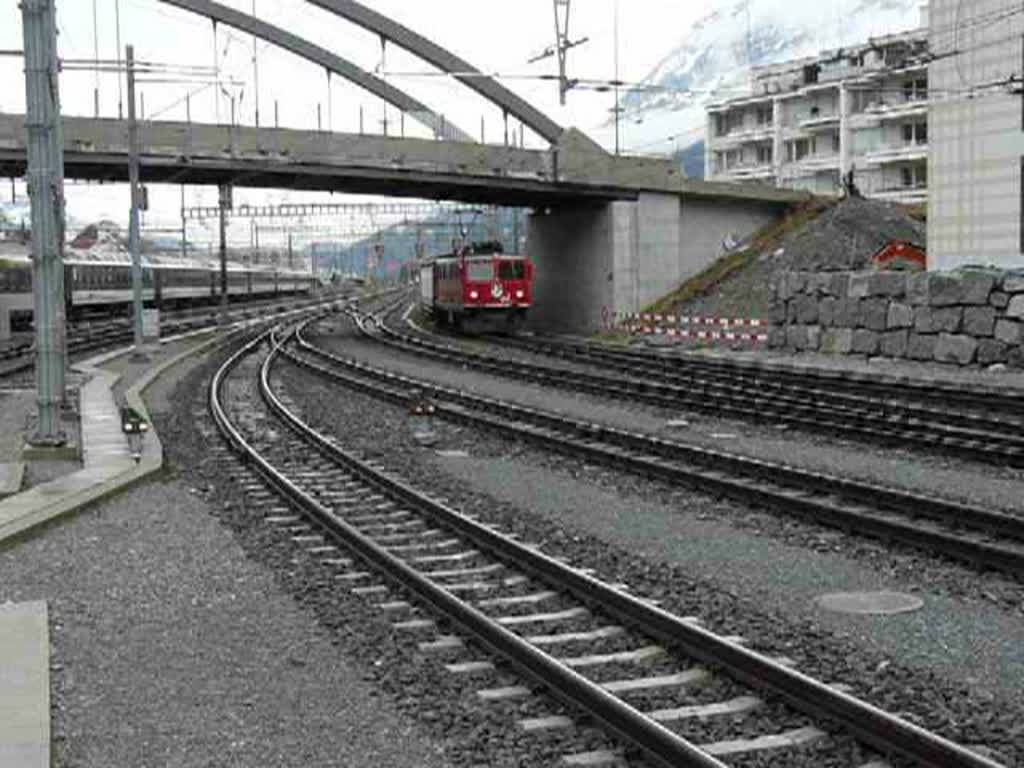 Lok 610 kommt mit kurzem Gterzug in Chur an. 23.12.09