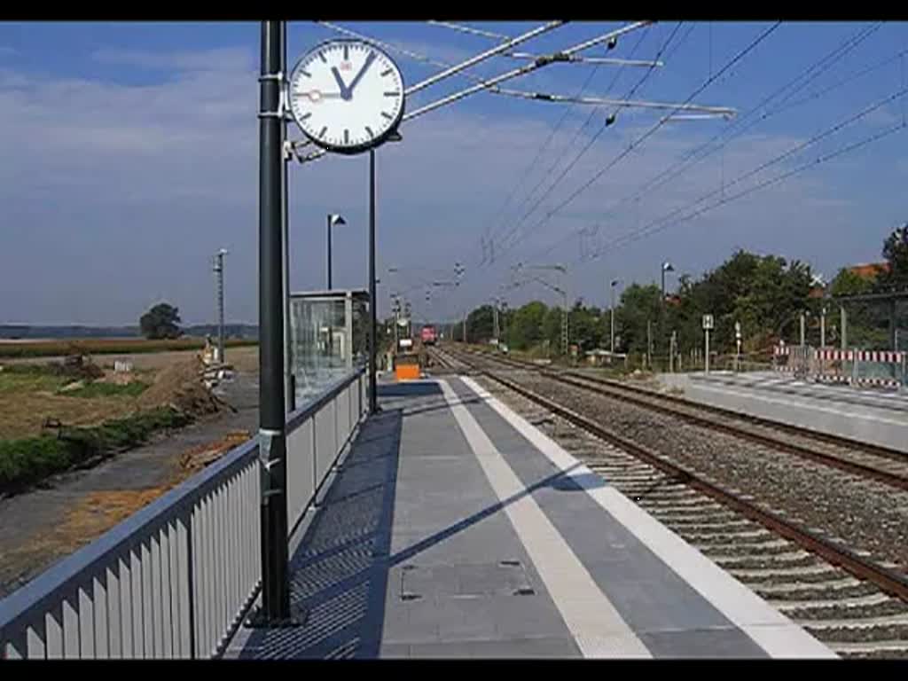 Lok E-151 fhrt durch Bahnhof Vhrum in Richtung Peine