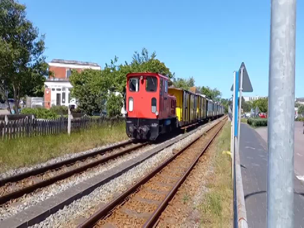 Lok  Emden  der Borkumer Kleinbahn rangiert einen Personenzug auf Borkum 3.6.2023