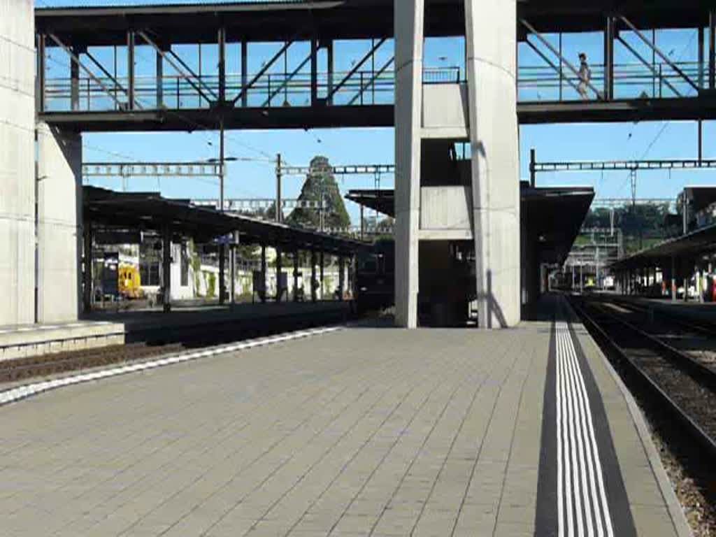 Lok Re 420 511-8 verlsst mit einem Regionalzug den Bahnhof von Spiez in Richtung Fruttigen. Besonderheit: Anstatt des Schweizer Wappens hat diese grne Lok die N 511 auf der Stirnseite der Lok. 03.08.08