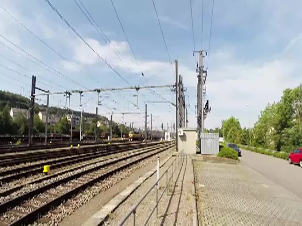 Luxemburg, die CFL Cargo 1817 verlässt den Bahnhof Petingen in Richtung Esch-sur-Alzette am 19.07.2014.