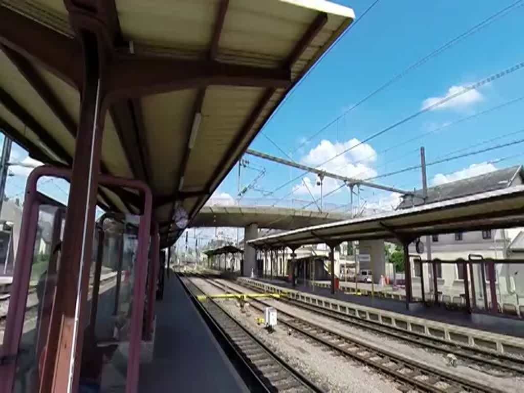 Luxemburg, der Intercity Luxemburg-Basel in Bettemburg, kurz vor der französischen Grenze. Es handelt sich um TER ALSACE Wagen (200 km/h) geschoben von der SNCF 4 26142. 12.06.2015