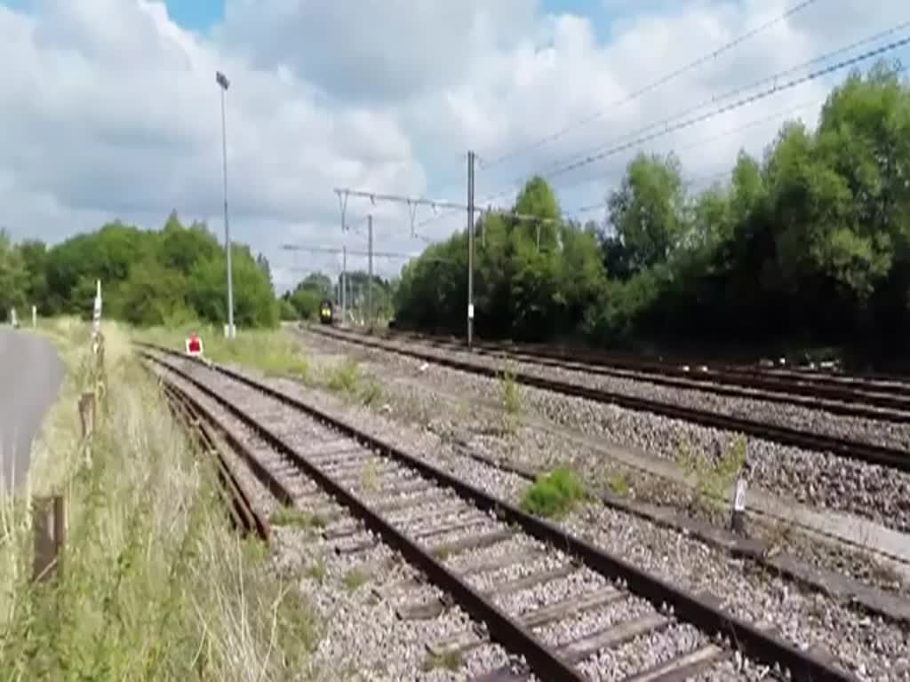 Luxemburg, Kleinbettingen an der Strecke Luxemburg – Arlon - Brüssel. Sechs AM 96 der SNCB zwischen 16.25 und 16.34 in Kleinbettingen. 16.25: der AM 96 521 in Richtung Belgien. 16:30: die AM 96 513 und 502 in Richtung Belgien. 16.31: die AM 96 509 und 522 in Richtung Luxemburg. 16.34: der AM 96 524 in Richtung Luxemburg. Die drei ersten Teile wurden vom Radweg aus mit einer GoPro gefilmt, der letzte Teil wurde am Bahnübergang gefilmt, am 10.07.2014.