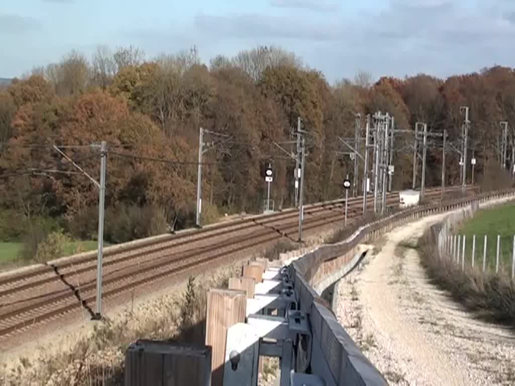 Luxemburg, RB (Regio Bahn) Linie 70 a von Luxemburg nach Athus (Belgien). CFL 2212 (eine Coradia Duplex) zwischen Leudelange und Dippach. Danach CFL 2217 in entgegengesetzter Richtung. Die erste Coradia muss das Einschaltsignal des Tfz beachten, die zweite das Ausschaltsignal (Ausschalten des Hauptschalters des Tfz) im Hintergrund. Der Masten- und Oberleitungsdschungel entspricht dem Phasenwechsel unter 25 kV. 13.11.2013
