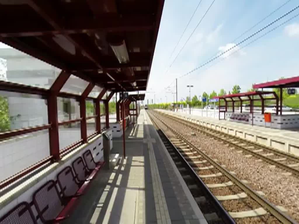 Luxemburg, Schouweiler, der CFL TW 2205 fährt als RB 5088 auf der Linie 70 in den Bahnhof Schouweiler ein. Weiterfahrt in Richtung Luxemburg. 25.04.2014