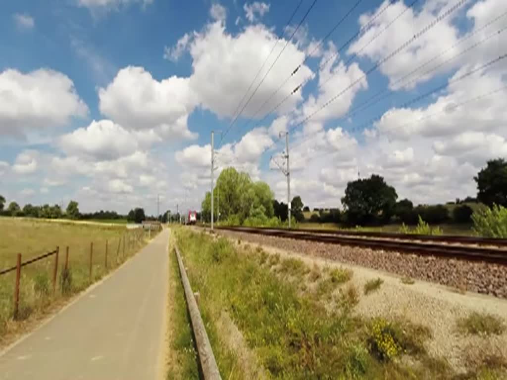 Luxemburg, zwischen Schouweiler und Dippach auf der Strecke Athus (B) - Luxemburg. Der ET 2222 der CFL auf dem Weg nach Luxemburg. 26.06.2014