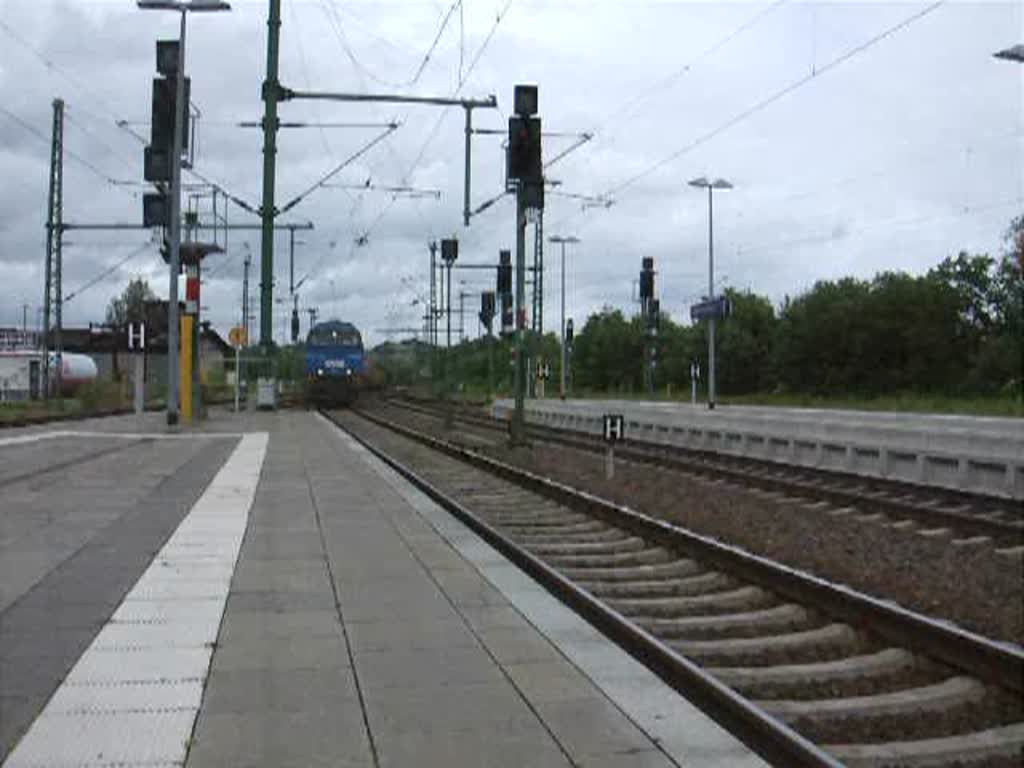 MAK 2000 BB mit Holzzug von Rostock-Bramow Richtung Stendal-Niedergrne bei der Durchfahrt im Schweriner Hbf.(19.06.10)