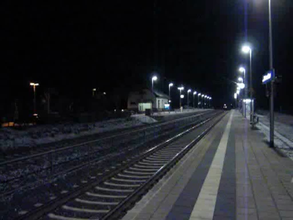 Mal ein ganz anderer  Nachtzug  ... 14.02.2009, Durchfahrt Wehretal/Reichensachsen und B Albungen. Dies ist die Dampflok 50 3708-0, die nach einem langen Tag mit ihrem Sonderzug zurck aus Arnstadt nach Gttingen fhrt. Die Kraft und Frische vom Morgen ist schon lngst auf der Strecke geblieben.