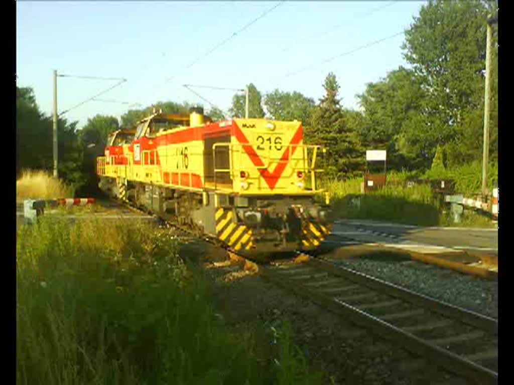 MEG 216 und 210 zogen am 20.7.10 einen kurzen Druckgaskesselwagenzug in Richtung Grokorbetha.