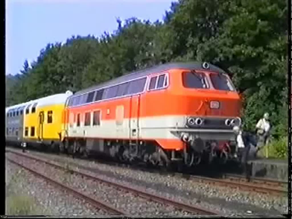 Mit der 218 146 ging es bei der Sonderfahrt der DGEG am 6. August 1989 ins Bergische Land. Zum Einsatz kamen die Doppelstockwagen des Verein Lübecker Verkehrsfreunde e.V. (VLV) und Lokomotiven der Reihen 212, 216 und 218.