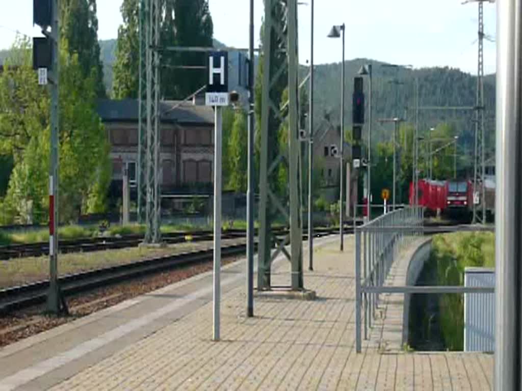 Mit 5 Minuten Verspätung fährt eine RB von Naumburg (Saale) Hbf nach Lichtenfels in den Bahnhof Saalfeld (Saale) ein. (07.05.2009)