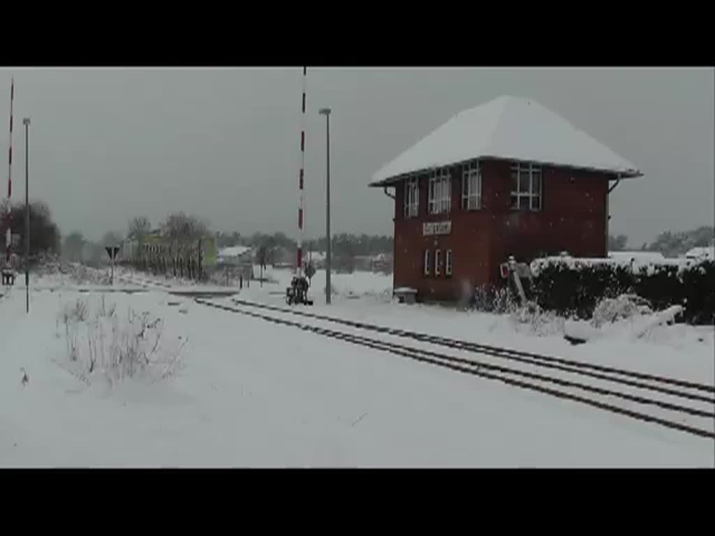 Mit dem ersten Schnee in diesem Jahr wurde der erste Zug zur Holzverladung auf der Ladestrasse bereitgestellt. Dort begann dann auch sofort die Beladung der Wagen. Das cca. 25 mintige Videomaterial wurde auf immer noch 3,56 Minuten geschnitten und teilweise gerafft. - 11.01.2013
