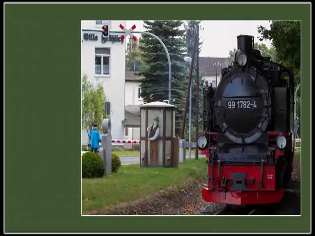 Mit dem Rasenden Roland durch die kurvenreiche Strecke von Baabe nach Lauterbach Mole. Immer wieder interessant die zahlreichen Reise- & Gterwagen sowie Loks, an denen man in Putbus vorbeifhrt. - 21.09.2013