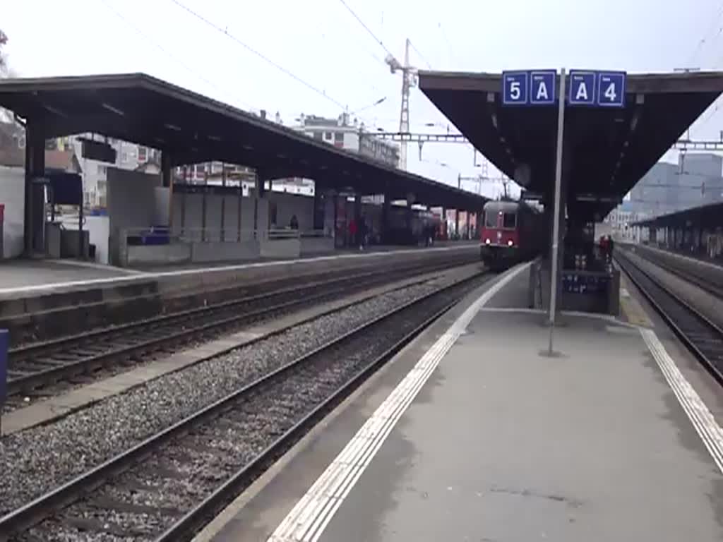 Mit einem, fr schweizer Verhltnisse, sehr langen lzug (leer) durchfhrt am 13.11.2012 die Re 6/6 11667  Bodio  zusammen mit der Re 4/4  11334 den Bahnhof Oerlikon.