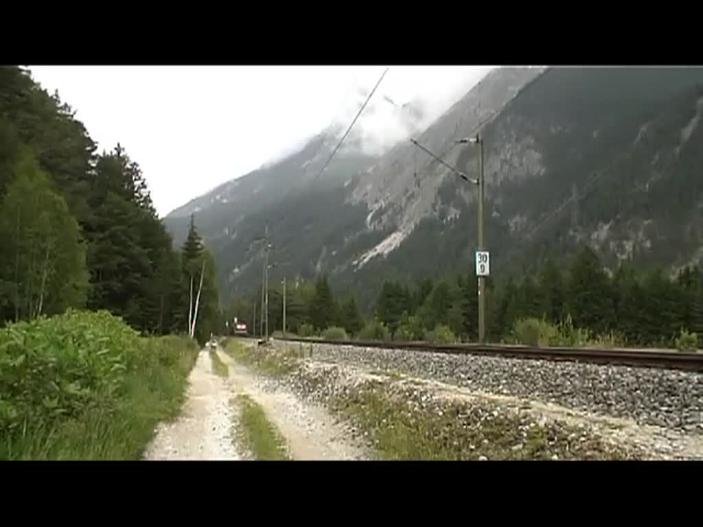 Mit einem kurzen Güterzug begegnet uns am 24.6.2011 die ÖBB 1063 045-7 zwischen Seefeld und Scharnitz.