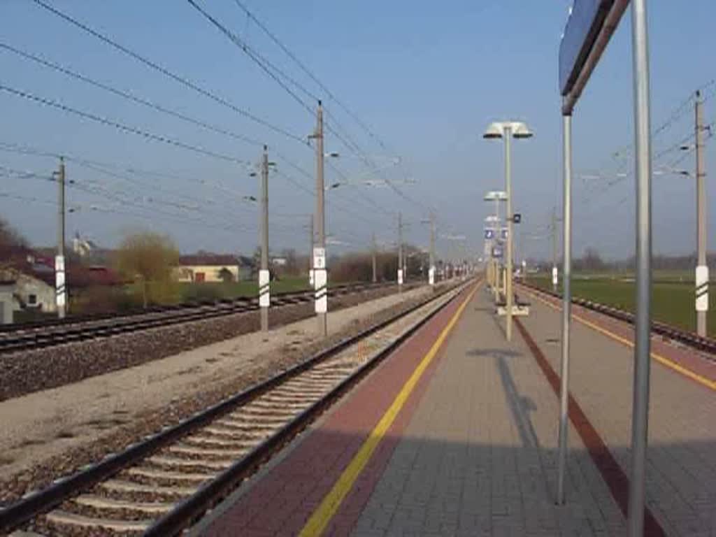 Mit ganz exakt 200 Stundenkilometern passiert eine Railjet-Doppelgarnitur auf dem Weg von Wien West nach Mnchen die Haltestelle Krenstetten-Biberbach, welche an der Westbahnstrecke zwischen Amstetten und St. Valentin liegt (6.4.2009).