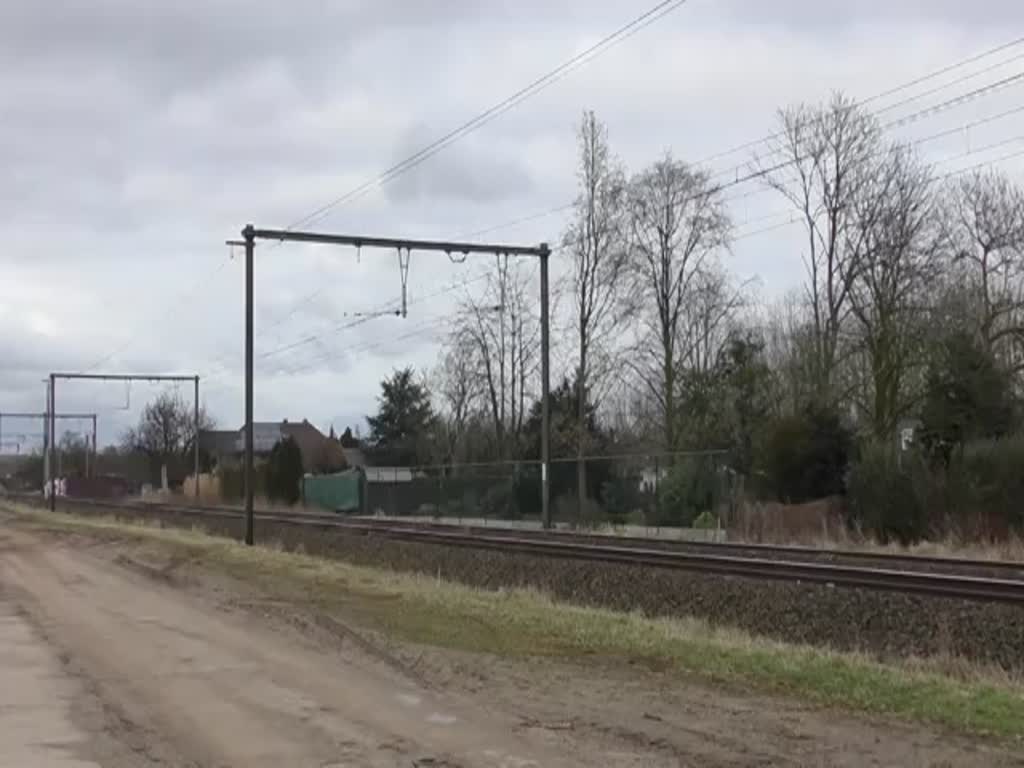 Mit geeinten Kräften ziehen die SNCB-Loks 2156 und 2140 einen Stahlplattenzug Richtung Visé. Das Video entstand am 03/02/2017 kurz vor Tongeren.